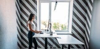 The Benefits of Using an Adjustable Stand Desk at Work